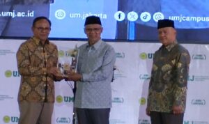 Ketua PP Muhammadiyah Haidar Nashir menerima kartu wartawan utama khusus dari ketua Dewan Pers Komarudin Hidayat pada acara Hari pers dan literasi Muhammadiyah, Kamis (13/8/2026) di Universitas Muhammadiyah Jakarta.