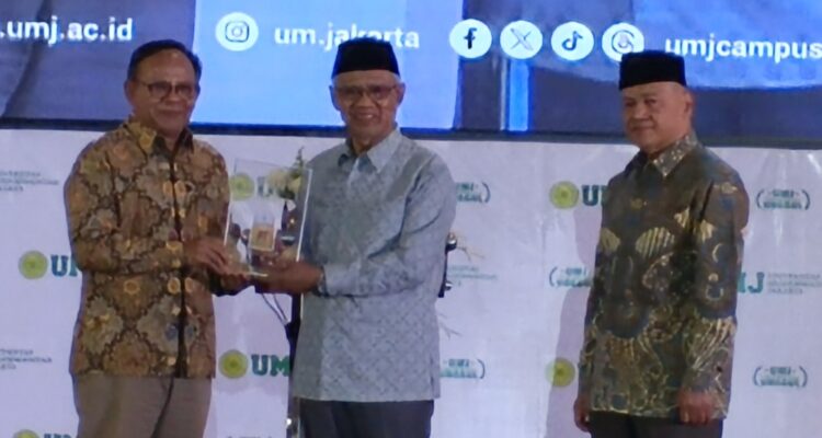 Ketua PP Muhammadiyah Haidar Nashir menerima kartu wartawan utama khusus dari ketua Dewan Pers Komarudin Hidayat pada acara Hari pers dan literasi Muhammadiyah, Kamis (13/8/2026) di Universitas Muhammadiyah Jakarta.