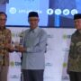 Ketua PP Muhammadiyah Haidar Nashir menerima kartu wartawan utama khusus dari ketua Dewan Pers Komarudin Hidayat pada acara Hari pers dan literasi Muhammadiyah, Kamis (13/8/2026) di Universitas Muhammadiyah Jakarta.