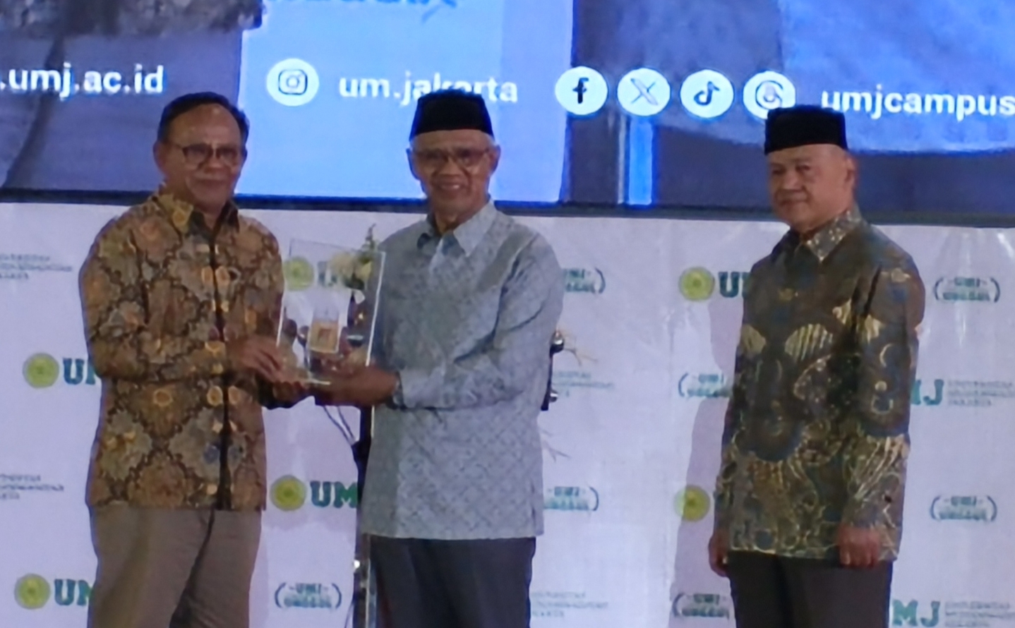 Ketua PP Muhammadiyah Haidar Nashir menerima kartu wartawan utama khusus dari ketua Dewan Pers Komarudin Hidayat pada acara Hari pers dan literasi Muhammadiyah, Kamis (13/8/2026) di Universitas Muhammadiyah Jakarta.