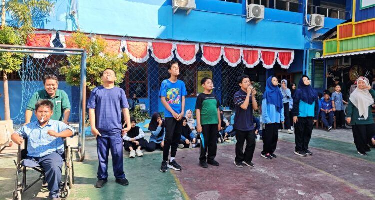 anak surga1 SMP Muhammadiyah 1 Gresik gelar balap kelereng untuk 'Anak Surga' dalam Semarak Kemerdekaan ke-81 RI. Wujud nyata pendidikan inklusif dan kebersamaan di sekolah.