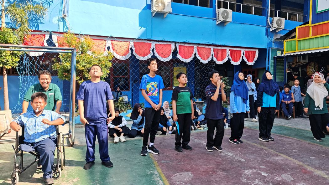 SMP Muhammadiyah 1 Gresik gelar balap kelereng untuk 'Anak Surga' dalam Semarak Kemerdekaan ke-81 RI. Wujud nyata pendidikan inklusif dan kebersamaan di sekolah.