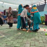 Tim 5 Germany SD Muhammadiyah 1 Driyorejo Gresik saat menguikuti lomba Bola Sarung (Bolarung) dalam rangka lomba memperingati Hari kemerdekaan RI ke - 81 (Elisyah Susanty/GIRIMU.COM)