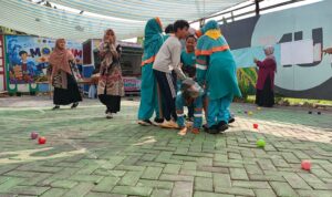 Tim 5 Germany SD Muhammadiyah 1 Driyorejo Gresik saat menguikuti lomba Bola Sarung (Bolarung) dalam rangka lomba memperingati Hari kemerdekaan RI ke - 81 (Elisyah Susanty/GIRIMU.COM)