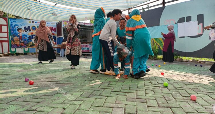 Tim 5 Germany SD Muhammadiyah 1 Driyorejo Gresik saat menguikuti lomba Bola Sarung (Bolarung) dalam rangka lomba memperingati Hari kemerdekaan RI ke - 81 (Elisyah Susanty/GIRIMU.COM)