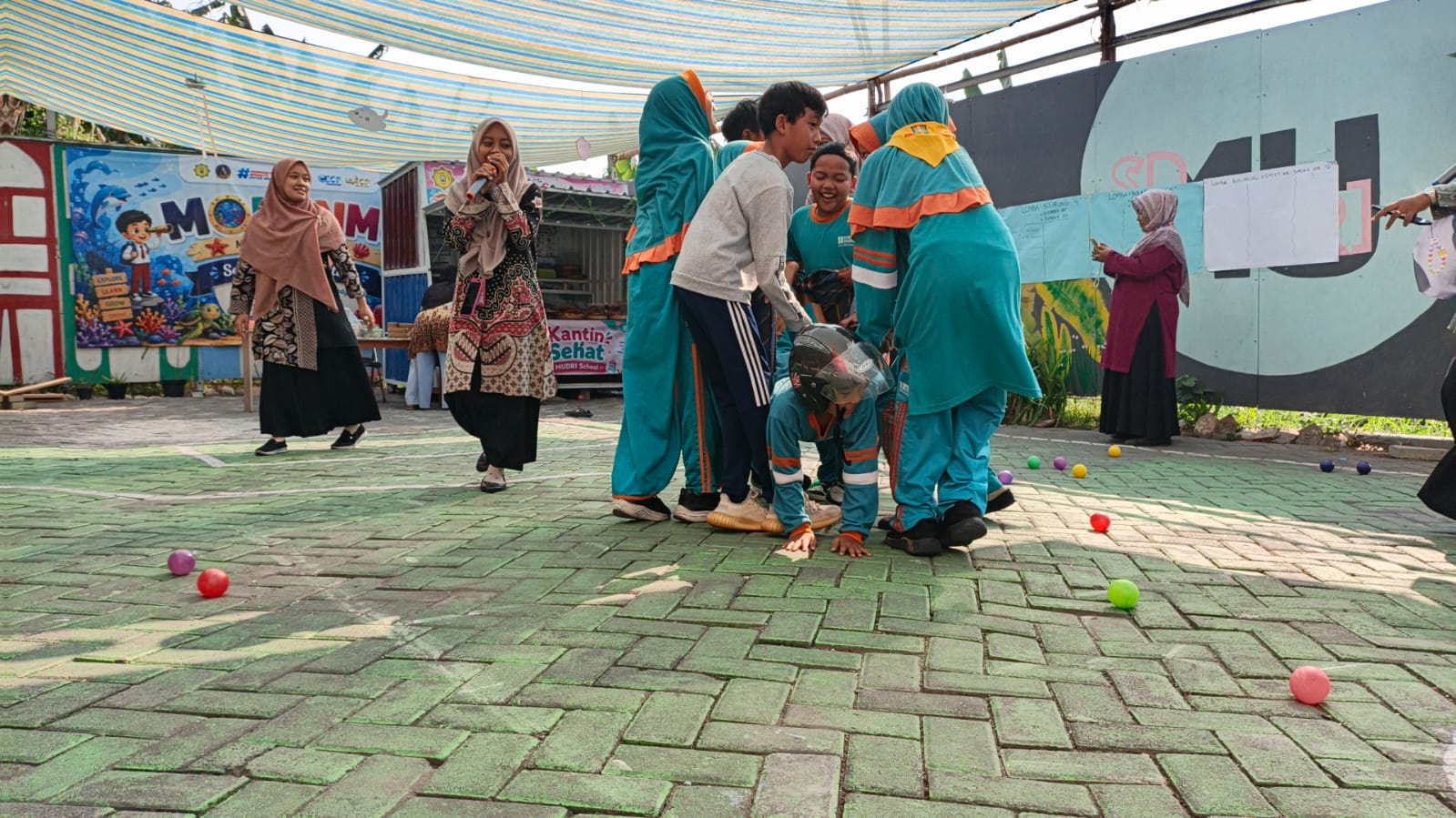 Tim 5 Germany SD Muhammadiyah 1 Driyorejo Gresik saat menguikuti lomba Bola Sarung (Bolarung) dalam rangka lomba memperingati Hari kemerdekaan RI ke - 81 (Elisyah Susanty/GIRIMU.COM)