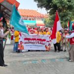 karnaval Mugeb Teoh Shey Jun bersama Fony Libriastuti, M. Si - kepala Mugeb PS bersiap memberangkatkan peserta pawai (foto: Septemdira)