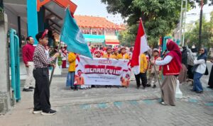 Teoh Shey Jun bersama Fony Libriastuti, M. Si - kepala Mugeb PS bersiap memberangkatkan peserta pawai (foto: Septemdira)
