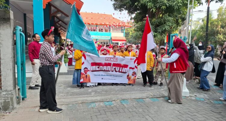 Teoh Shey Jun bersama Fony Libriastuti, M. Si - kepala Mugeb PS bersiap memberangkatkan peserta pawai (foto: Septemdira)