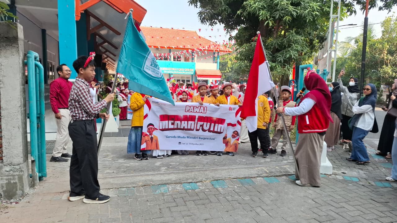 karnaval Mugeb Teoh Shey Jun bersama Fony Libriastuti, M. Si - kepala Mugeb PS bersiap memberangkatkan peserta pawai (foto: Septemdira)